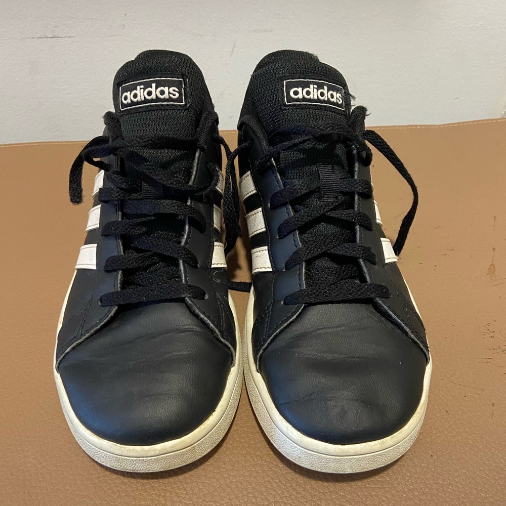 adidas Kids Black & White Sneakers – Youth US 3.5